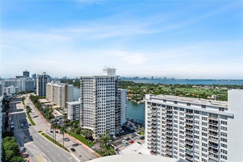 Condo in Miami Beach, Florida, 2 bedrooms  № 1327950 - photo 2