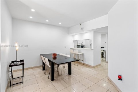 Condo in Miami Beach, Florida, 2 bedrooms  № 1327950 - photo 24