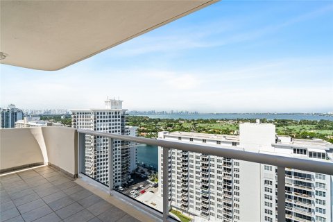 Condo in Miami Beach, Florida, 2 bedrooms  № 1327950 - photo 5