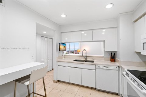 Condo in Miami Beach, Florida, 2 bedrooms  № 1327950 - photo 20