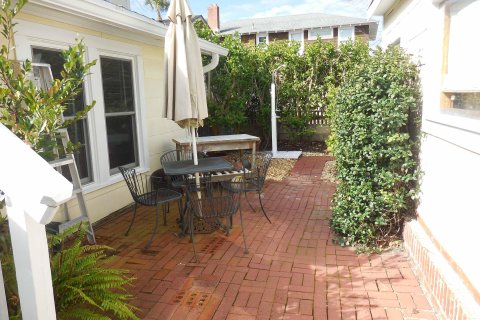 House in Neptune Beach, Florida 2 bedrooms, 76.92 sq.m. № 765806 - photo 16