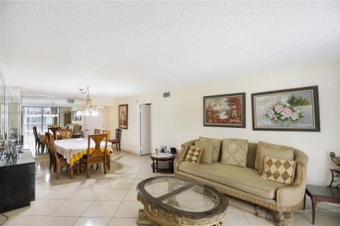 Condo in Miami Beach, Florida, 1 bedroom  № 1242011 - photo 5