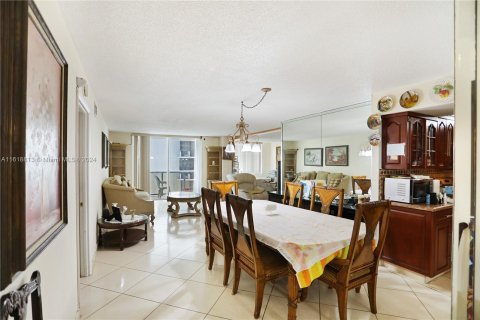 Condo in Miami Beach, Florida, 1 bedroom  № 1242011 - photo 3