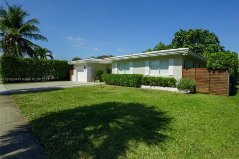 House in Miami Shores, Florida 3 bedrooms, 165.64 sq.m. № 1120378 - photo 3