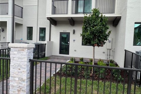 Townhouse in Doral, Florida 3 bedrooms, 199.65 sq.m. № 1119544 - photo 2