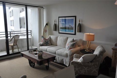 Condo in Hollywood, Florida, 1 bedroom  № 5907 - photo 5