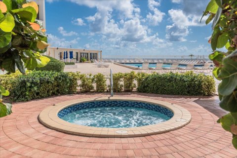 Condo in Hollywood, Florida, 1 bedroom  № 5907 - photo 14