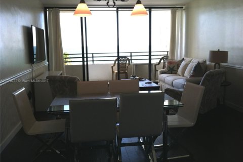 Condo in Hollywood, Florida, 1 bedroom  № 5907 - photo 3