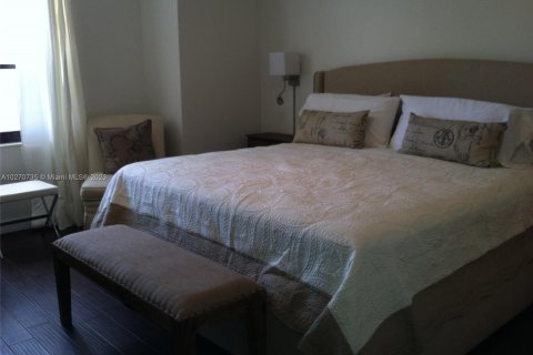 Condo in Hollywood, Florida, 1 bedroom  № 5907 - photo 9