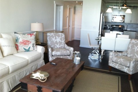 Condo in Hollywood, Florida, 1 bedroom  № 5907 - photo 7