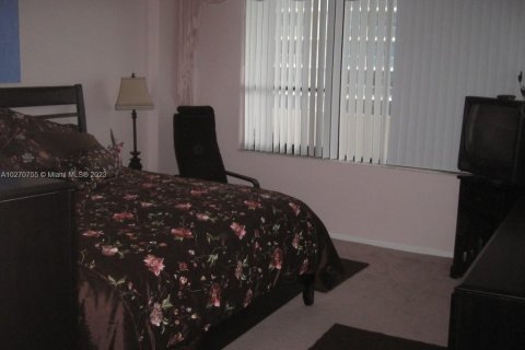 Condo in Hollywood, Florida, 1 bedroom  № 5908 - photo 6