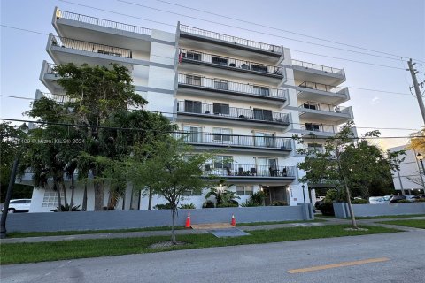 Condo in North Miami Beach, Florida, 2 bedrooms  № 1291090 - photo 2