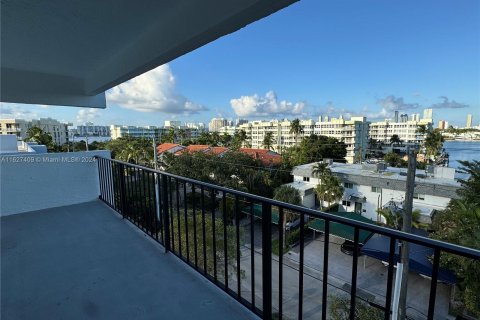 Condo in North Miami Beach, Florida, 2 bedrooms  № 1291090 - photo 24