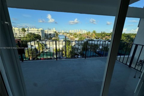 Condo in North Miami Beach, Florida, 2 bedrooms  № 1291090 - photo 9