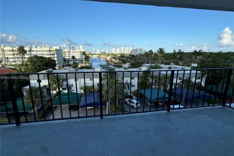 Condo in North Miami Beach, Florida, 2 bedrooms  № 1291090 - photo 8