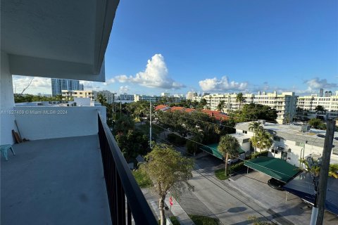 Condo in North Miami Beach, Florida, 2 bedrooms  № 1291090 - photo 22