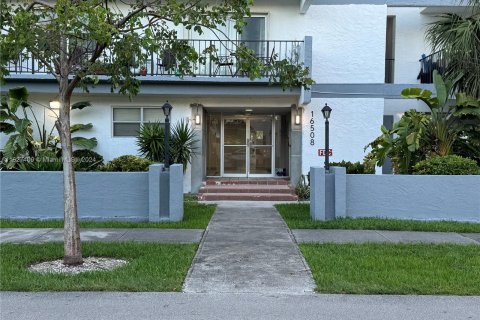 Condo in North Miami Beach, Florida, 2 bedrooms  № 1291090 - photo 1