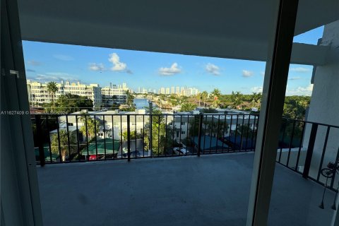 Condo in North Miami Beach, Florida, 2 bedrooms  № 1291090 - photo 13