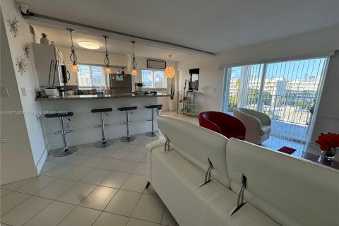 Condo in North Miami Beach, Florida, 2 bedrooms  № 1291090 - photo 5