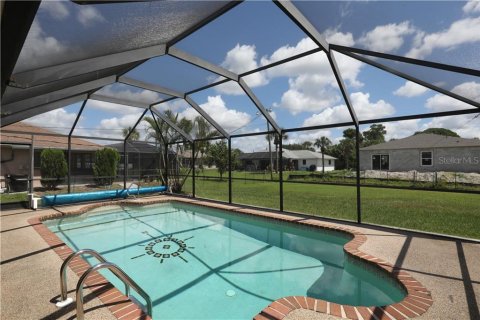 House in Port Charlotte, Florida 2 bedrooms, 85.19 sq.m. № 213404 - photo 24