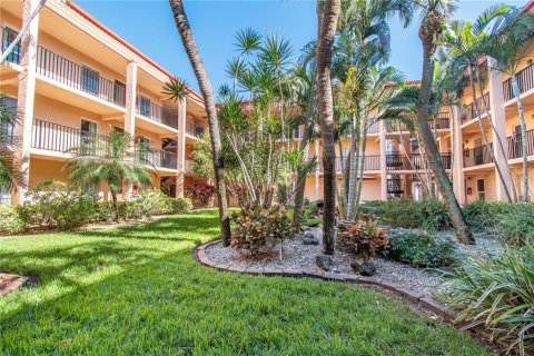 Condo in Saint Pete Beach, Florida, 2 bedrooms  № 1369662 - photo 6