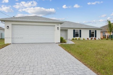 House in Cape Coral, Florida 4 bedrooms, 164.16 sq.m. № 1328197 - photo 1