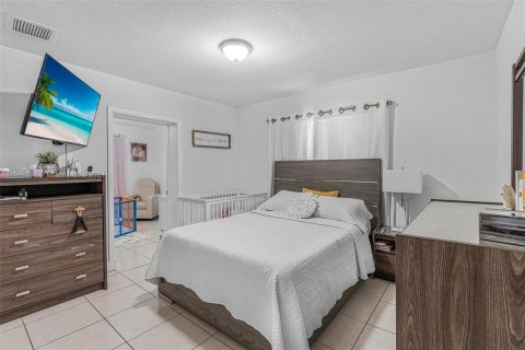 Immobilier commercial à vendre à Hialeah, Floride: 299.89 m2 № 1328148 - photo 23