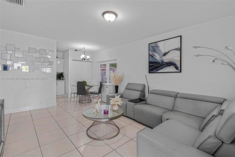 Immobilier commercial à vendre à Hialeah, Floride: 299.89 m2 № 1328148 - photo 9