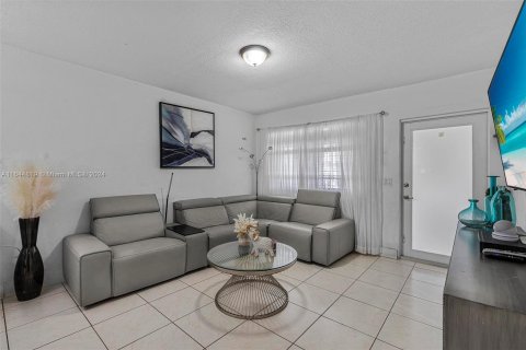 Immobilier commercial à vendre à Hialeah, Floride: 299.89 m2 № 1328148 - photo 10