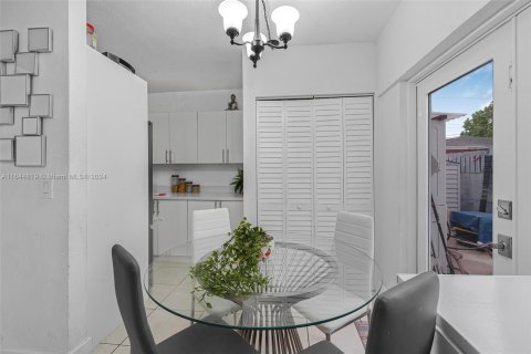 Immobilier commercial à vendre à Hialeah, Floride: 299.89 m2 № 1328148 - photo 12