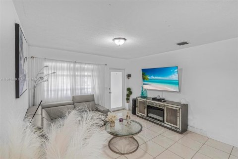 Immobilier commercial à vendre à Hialeah, Floride: 299.89 m2 № 1328148 - photo 11