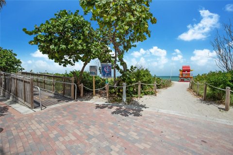 Condo in Miami Beach, Florida, 1 bedroom  № 849495 - photo 16