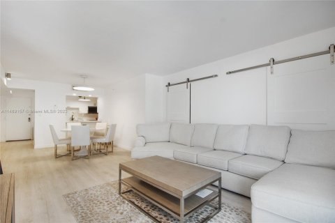 Condo in Miami Beach, Florida, 1 bedroom  № 849495 - photo 3