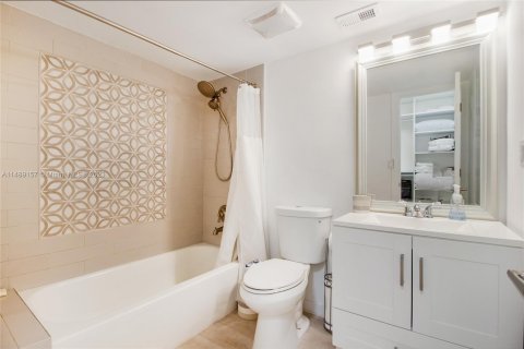 Condo in Miami Beach, Florida, 1 bedroom  № 849495 - photo 11