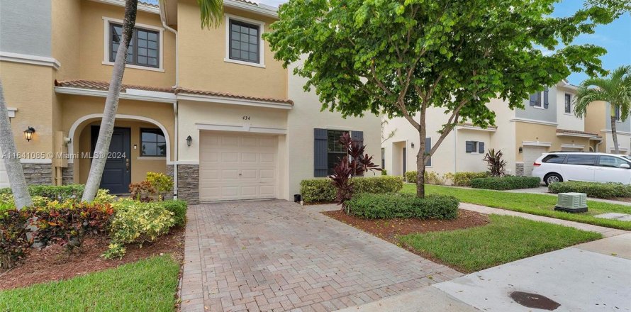 Townhouse in Miami, Florida 4 bedrooms, 178.37 sq.m. № 1318797