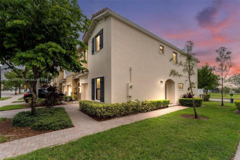 Touwnhouse à vendre à Miami, Floride: 4 chambres, 178.37 m2 № 1318797 - photo 2