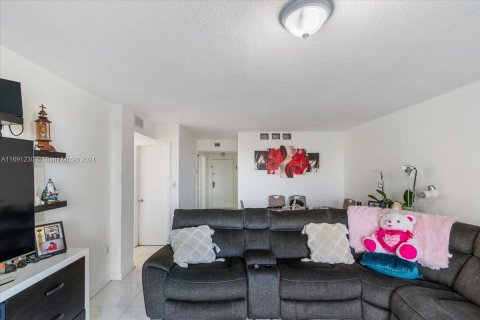 Condominio en venta en Hialeah, Florida, 2 dormitorios, 91.88 m2 № 1439704 - foto 6