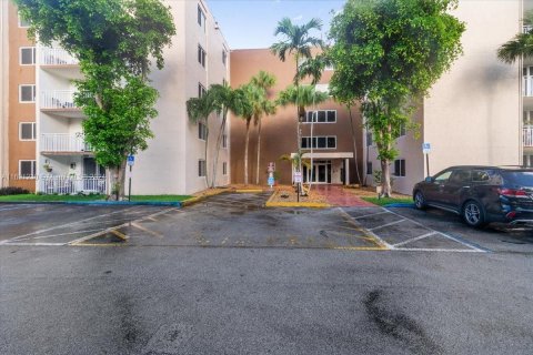 Condominio en venta en Hialeah, Florida, 2 dormitorios, 91.88 m2 № 1439704 - foto 1