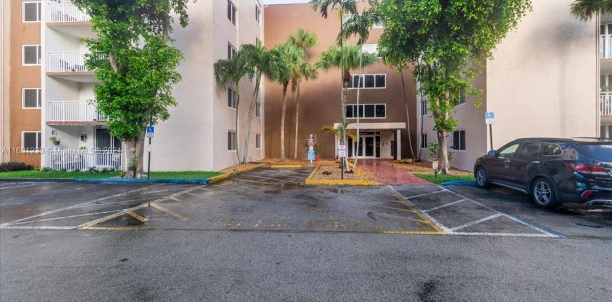 Condominio en Hialeah, Florida, 2 dormitorios  № 1439704