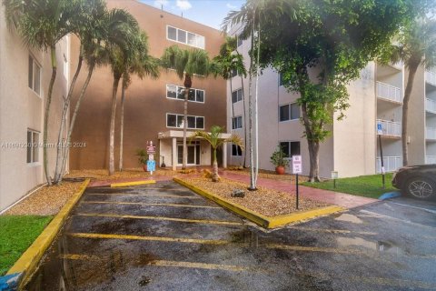 Condominio en venta en Hialeah, Florida, 2 dormitorios, 91.88 m2 № 1439704 - foto 2