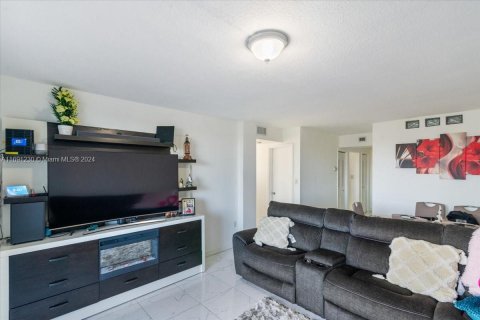 Condominio en venta en Hialeah, Florida, 2 dormitorios, 91.88 m2 № 1439704 - foto 7