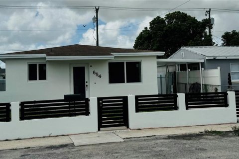 Casa en venta en Hialeah, Florida, 3 dormitorios, 157 m2 № 1362617 - foto 2