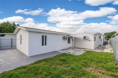 House in Hialeah, Florida 3 bedrooms, 157 sq.m. № 1362617 - photo 7