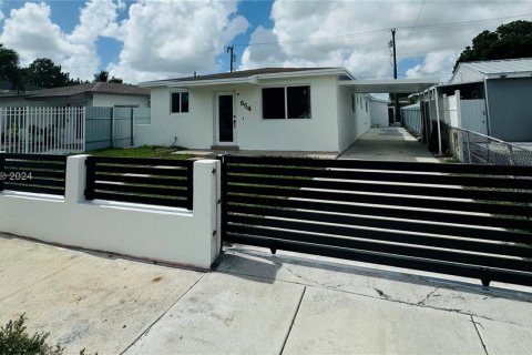 Casa en venta en Hialeah, Florida, 3 dormitorios, 157 m2 № 1362617 - foto 1