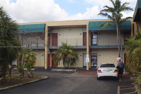 Commercial property in Lauderhill, Florida № 1242382 - photo 2