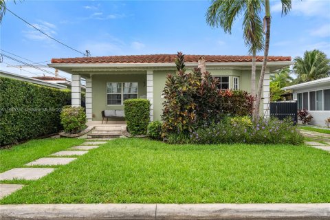 House in Surfside, Florida 3 bedrooms, 203.18 sq.m. № 1398040 - photo 22