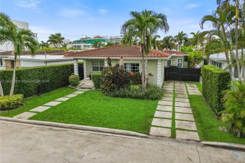 Villa ou maison à vendre à Surfside, Floride: 3 chambres, 203.18 m2 № 1398040 - photo 1