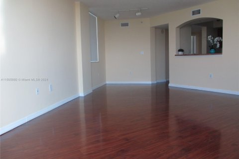 Condo in Surfside, Florida, 2 bedrooms  № 1226372 - photo 4