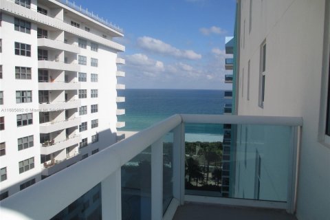 Copropriété à vendre à Surfside, Floride: 2 chambres, 93.09 m2 № 1226372 - photo 2