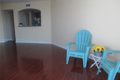 Copropriété à vendre à Surfside, Floride: 2 chambres, 93.09 m2 № 1226372 - photo 5